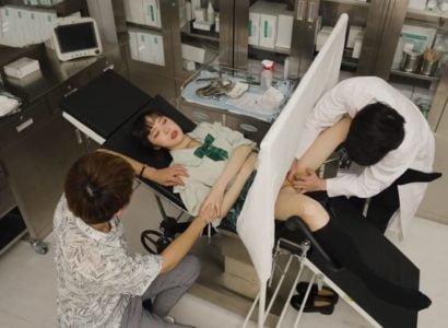 O médico verificou que o paciente foi atraído pelos seios grandes
