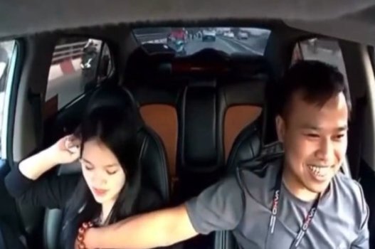 Motorista de cuidados com a menina linda menina
