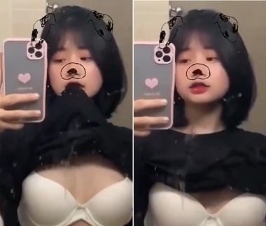 O lindo aluno com seios sexy aparece em todos os lugares