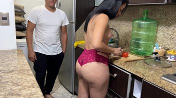 Pegou sua madrasta que usava roupas íntimas na cozinha