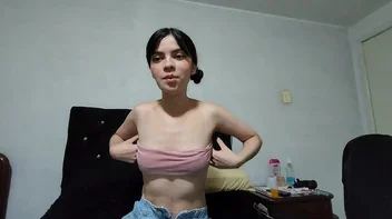 Ela fumou e sentou -se na merda do jovem
