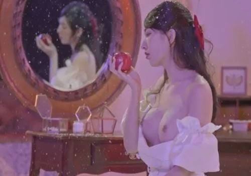 Branca de neve satisfeita com seus amigos durante o quebra -cabeça do jogo
