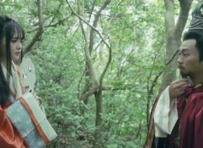 Liu Bei correu na floresta, descobriu que a enorme garota do peito estava realizando ação sexual